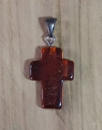 Croix d’ambre en pendentif
